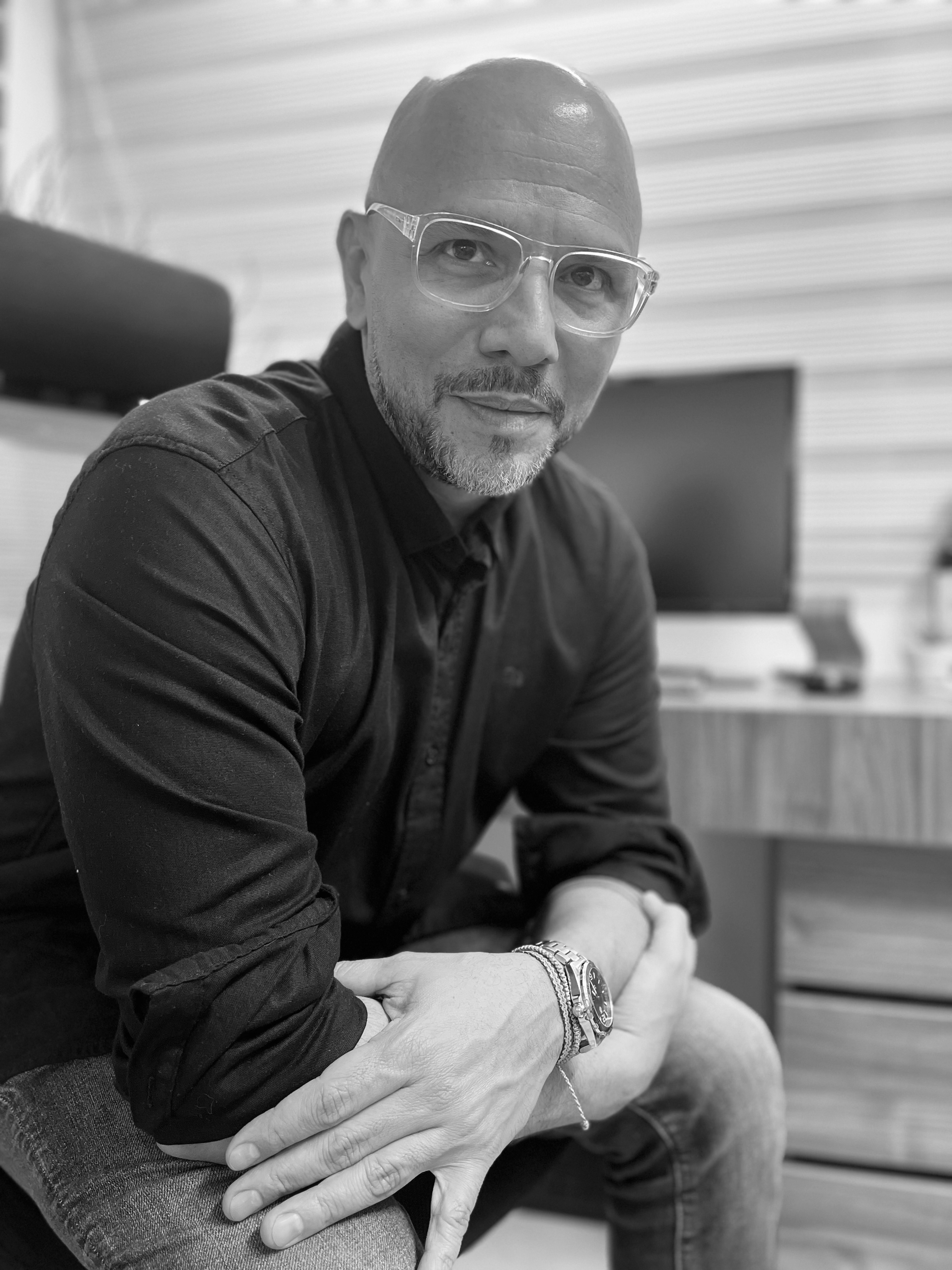 Director de APMG supervisando un proyecto